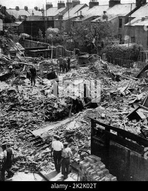 Dommages à la bombe dans une rue de Cambridge après un raid sur l'Est de l'Angleterre par la Luftwaffe (Armée de l'air allemande) dans la nuit du 18 au 19 juin 1940. Un certain nombre de maisons détruites, 11 civils tués et 14 blessés. Banque D'Images