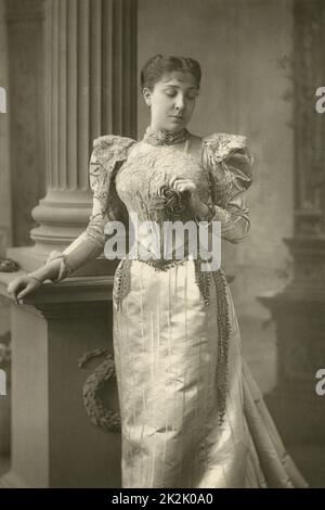 Olga Isabella Nethersole (1867-1951) actrice et productrice anglaise en photo c1890. Pendant la première Guerre mondiale, elle a travaillé comme infirmière à Londres et, en 1917, elle a fondé la Ligue populaire de santé. Banque D'Images