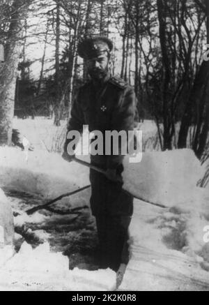 Révolution russe : L'Empereur Nicolas II de pelleter de la neige dans le parc de Tsarskoe Selo, en Russie où il a été emprisonné avec la famille royale en 1917. Les dépôts de l'URSS l'hiver Banque D'Images