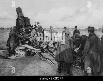 La Première Guerre mondiale 1914-1918 : mortier autrichien sur le point d'être chargé par son équipe de pièce, 1915. L'armée, militaire, soldat, de l'Artillerie Banque D'Images