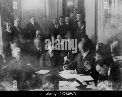 La catastrophe du Titanic, le 12 avril 1912 USA : Commission d'enquête du Sénat questions au survivants Hôtel Waldorf Astoria, à New York. L'opérateur radio Harold Thomas Coffin remis en question, 29 mai 1912. Banque D'Images