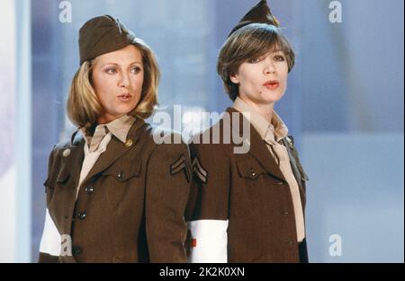 Les chanteurs français Sheila et Françoise Hardy sur l'ensemble de l'émission de variétés 'Formule 1', on 9 mars 1984. Banque D'Images