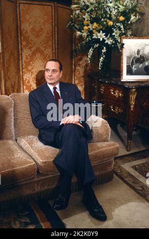 Jacques Chirac, alors Premier ministre, posant à Matignon. A droite, un portrait de l'ancien Président de la République Georges Pompidou. 1988 Banque D'Images