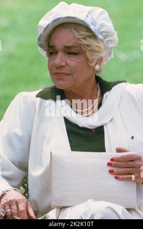 L'actrice française Simone Signoret sur le tournage du film de télévision 'Music-Hall' réalisé par Marcel Bluwal en 1985. Banque D'Images