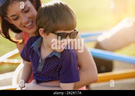 L'accent est mis sur le plaisir. Photo d'une mère et d'un fils en train de passer une journée dans le parc. Banque D'Images