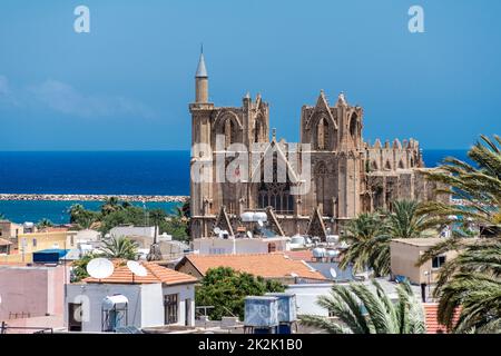 Famagusta paysage urbain avec la mosquée Lala Mustafa Pasha. Chypre Banque D'Images