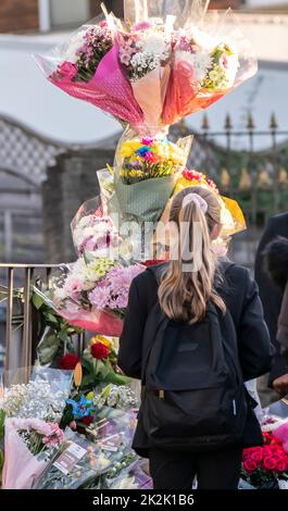 Un élève regarde les hommages floraux sur la scène de Woodhouse Hill, à Huddersfield, où Khayri McLean, jeune garçon de 15 ans, a été mortellement poignardé devant les portes de son école. Date de la photo: Vendredi 23 septembre 2022. Banque D'Images