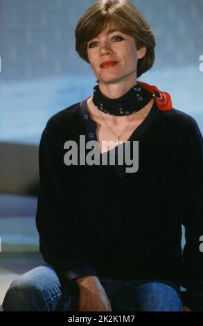 La chanteuse française Françoise Hardy sur une émission télévisée en 1984. Banque D'Images