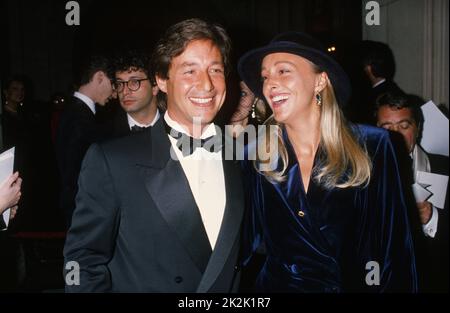 Gala Frank Sinatra, Liza Minnelli et Sammy Davis Jr. Au Palais Garnier de Paris : arrivée de Patrick Sabatier avec sa femme Isabelle. 26 avril 1989 Banque D'Images