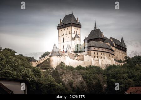 Vue sur le château de Karlstein, un grand château gothique fondé en 1348 par le roi Charles IV Karlstein village, Bohême centrale, République tchèque Banque D'Images