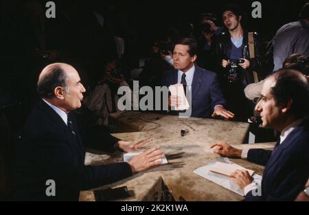 François Mitterrand assistait à l'émission de télévision politique 'cartes sur table' pendant la campagne présidentielle de 1981. Devant lui, les journalistes Alain Duhamel et Jean-Pierre Elkabbach. 16 mars 1981 Banque D'Images