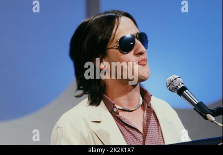 La chanteuse française Gilbert Montagné sur le set de l'émission télévisée de variétés TF1 'Numéro un', sur 2 avril 1981. Banque D'Images