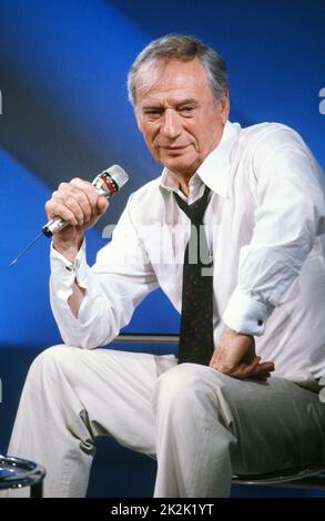 L'acteur et chanteur français Yves Montand sur le set de l'émission télévisée qui lui est dédiée 'show Monteurt'. 1989 Banque D'Images