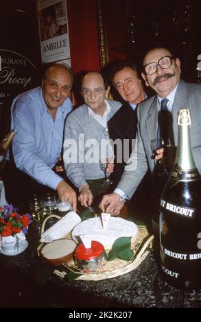 L'équipe de l'émission de télévision 'Caméra cachée' pendant une soirée au restaurant parisien le Procope (17th arrondissement). De gauche à droite : Pierre Tchernia, SIM, Jacques Rouland, Jacques Legras. 1989 Banque D'Images