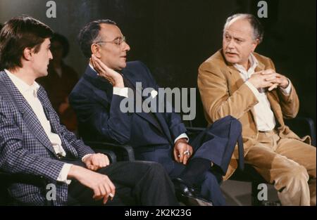 Les journalistes français Yves Mourousi et Michel Polac sur le programme de télévision littéraire 'apostrophes', en mars 1986. Banque D'Images