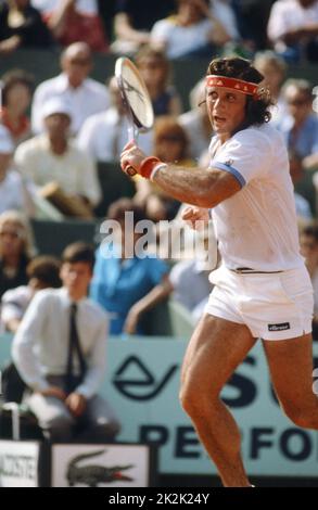 Guillermo Vilas, joueur de tennis argentin, participant au match des demi-finales hommes de l'Open de France contre le joueur espagnol José Higueras. Paris, stade Roland-Garros, juin 1982 Banque D'Images