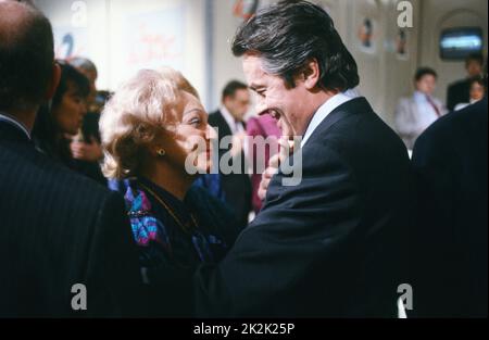 EVA barre et Alain Delon, présents à l'émission de télévision politique 'l'heure de vérité' le 7 novembre 1988, consacrée au politicien Raymond barre. Banque D'Images