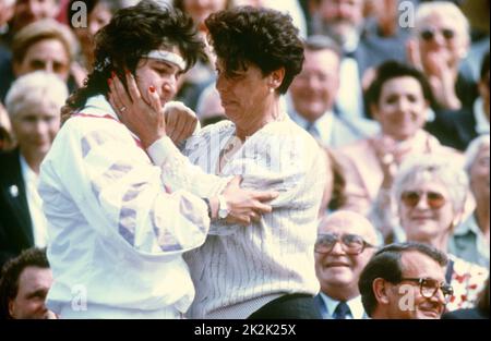 La joueuse espagnole de tennis Arantxa Sanchez embrassant sa mère Marisa Sanchez après qu'elle a remporté la finale féminine de l'Open de France contre Steffi Graf. Paris, stade Roland-Garros, 10 juin 1989 Banque D'Images