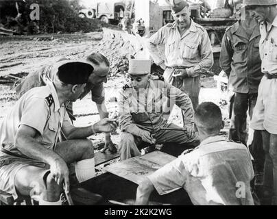 Les généraux français Henri de Navarre, René Cogny et le colonel de Castries parlent de leur stratégie militaire avant l'opération Castor. Guerre d'Indochine, octobre 1953 Banque D'Images