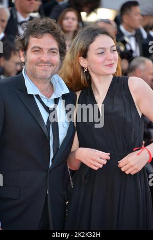 Le chanteur français M (Matthieu Chedid) avec sa fille Billie arrivant sur le tapis rouge du film "les filles du Soleil" 71st Festival de Cannes 12 mai 2018 Banque D'Images