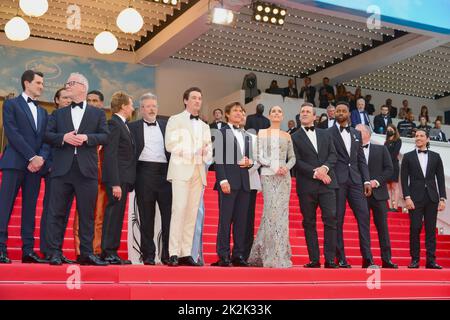 Joseph Kosinski, Lewis Pullman, Thierry Frémaux (directeur du Festival) et l'équipage du film "Top Gun: Maverick" : Greg Tarzan Davis, Jerry Bruckheimer, Christopher McQuarrie, Miles Teller, Glen Powell, Tom Cruise (suit d'Armani), Jennifer Connelly (robe de Louis Vuitton), Jon Hamm, Jay Ellis, invité, Danny Ramirez 'Top Gun: Maverick' Festival de Cannes projection 75th Festival de Cannes 18 mai 2022 Banque D'Images