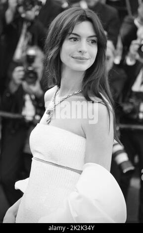 Anne Hathaway (robe de Giorgio Armani et bijoux de Bulgari) 'Armageddon Time' Festival de Cannes projection 75th Festival de Cannes 19 mai 2022 Banque D'Images