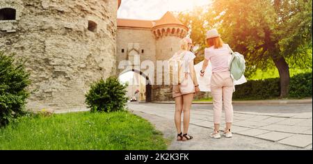 Deux femmes à la recherche de l'emplacement des sites touristiques sur la carte de la vieille Tallinn, Estonie. Banque D'Images