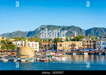 Ancienne tour de chaîne dans le port de Kyrenia. Chypre Banque D'Images