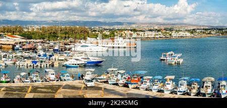 PAPHOS, CHYPRE - 1 NOVEMBRE 2014. Vue sur le port depuis le toit du château de Paphos Banque D'Images