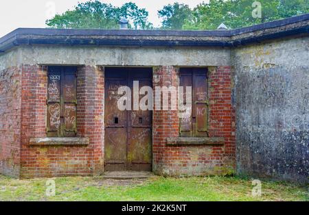 Fort de Box Hill à Box Hill près de Dorking, Surrey, un refuge datant de 19th ans contre Londres qui tombe à une invasion, graffiti sur des portes et des volets rouillés Banque D'Images