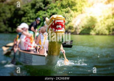 Prise de vue à angle bas d'un bateau-dragon avec tête décorée Banque D'Images