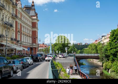 Karlovy Vary, République Tchèque - 26 mai 2017 : rue en centre-ville avec restaurant et pont fluvial Banque D'Images