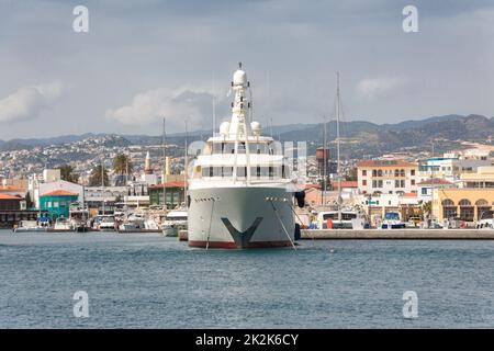 Vue sur le yacht amarré dans le port de plaisance de Limassol et le paysage urbain de Limassol en arrière-plan Banque D'Images