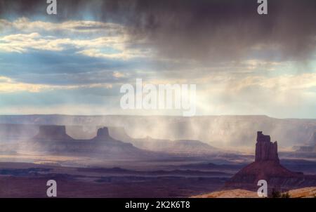 Une tempête au-dessus de la Tour Candlestick et des Buttes de la Croix. Parc national de Canyonlands et Glen Canyon NRA, Utah. Banque D'Images