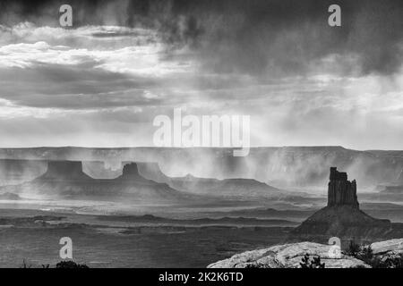 Une tempête au-dessus de la Tour Candlestick et des Buttes de la Croix. Parc national de Canyonlands et Glen Canyon NRA, Utah. Banque D'Images