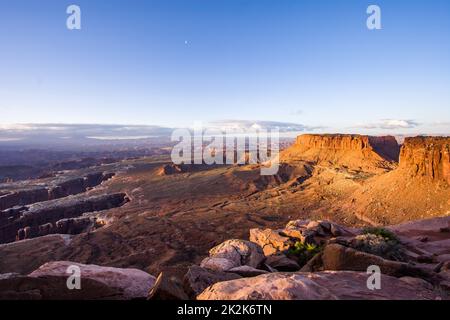 Faites une lune au-dessus du parc national de Canyonlands avec Junction Butte à droite, Monument Basin à gauche avec le Needles District au loin. Vue de Grandvi Banque D'Images