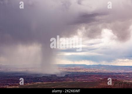 Tempête de pluie au-dessus du quartier des aiguilles du parc national de Canyonlands, Moab, Utah. Vue depuis Grandview point. Banque D'Images