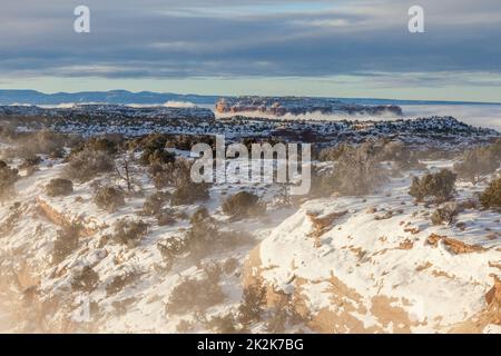 Au-dessus des nuages d'une inversion de température hivernale dans le parc national de Canyonlands, Moab, Utah. Vue depuis Buck Canyon Overlook, Island in the Sky Dist Banque D'Images