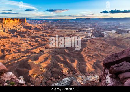 Vue sur le plateau blanc et le bassin de la rivière Green, au coucher du soleil, vers le sud en direction du quartier de Maze. Parc national de Canyonlands, Utah. Banque D'Images