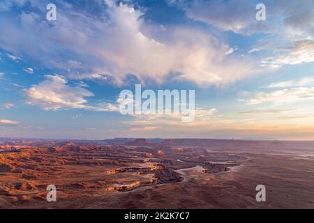 Coucher de soleil sur les falaises de grès de White Rim dans le bassin de Green River dans le parc national de Canyonlands, Utah. Ekker Butte et les falaises Orange sont à la tête Banque D'Images