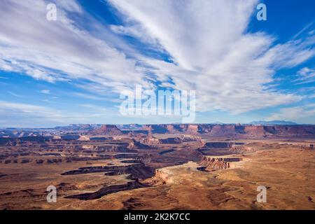 Green River Basin & White Rim dans le parc national de Canyonlands avec Ekker Butte & Orange Cliffs derrière dans le Glen Canyon NRA, Utah. Vue de Green River Overl Banque D'Images