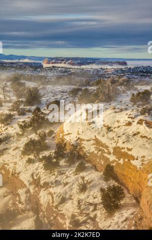 Au-dessus des nuages d'une inversion de température hivernale dans le parc national de Canyonlands, Moab, Utah. Vue depuis Buck Canyon Overlook, Island in the Sky Dist Banque D'Images