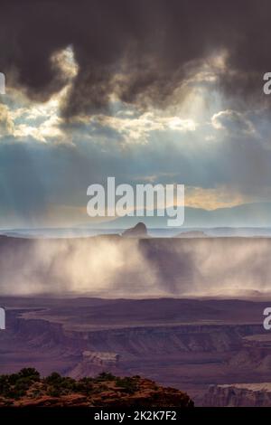 Nuages d'orage au-dessus de la chaise de Cleopatra dans les falaises d'Orange, Glen Canyon NRA, vue de la Tour Candlestick, Canyonlands NP, Utah. Henry Mo Banque D'Images