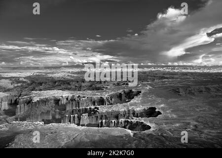 Monument Basin avec nuages orageux s'érige au-dessus du quartier des aiguilles du parc national de Canyonlands, Moab, Utah. Vue depuis Grandview point. Banque D'Images