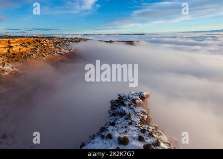 Au-dessus des nuages d'une inversion de température hivernale dans le parc national de Canyonlands, Moab, Utah. Vue depuis Buck Canyon Overlook, Island in the Sky Dist Banque D'Images