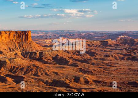 Vue au coucher du soleil sur les falaises Wingate de l'île dans la Sky Mesa, en direction du sud vers le quartier de Maze. Parc national de Canyonlands, Utah. Banque D'Images