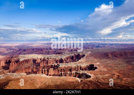 Monument Basin avec nuages orageux s'érige au-dessus du quartier des aiguilles du parc national de Canyonlands, Moab, Utah. Vue depuis Grandview point. Banque D'Images