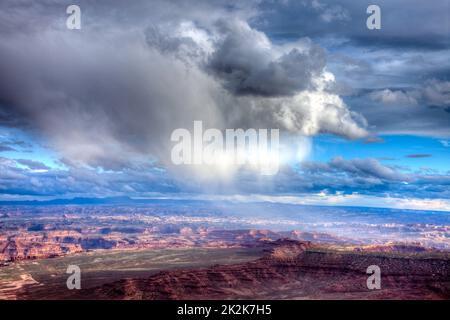 Tempête de pluie au-dessus du quartier des aiguilles du parc national de Canyonlands, Moab, Utah. Vue depuis Grandview point. Banque D'Images