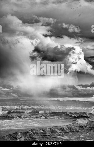 Tempête de pluie au-dessus du quartier des aiguilles du parc national de Canyonlands, Moab, Utah. Vue depuis Grandview point. Banque D'Images