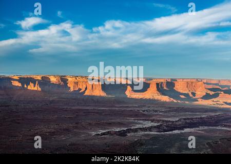 Lumière de l'après-midi au-dessus des tours en grès de l'île dans le Sky District du parc national de Canyonlands, Moab, Utah. Vue depuis le Buck Canyon Overloo Banque D'Images